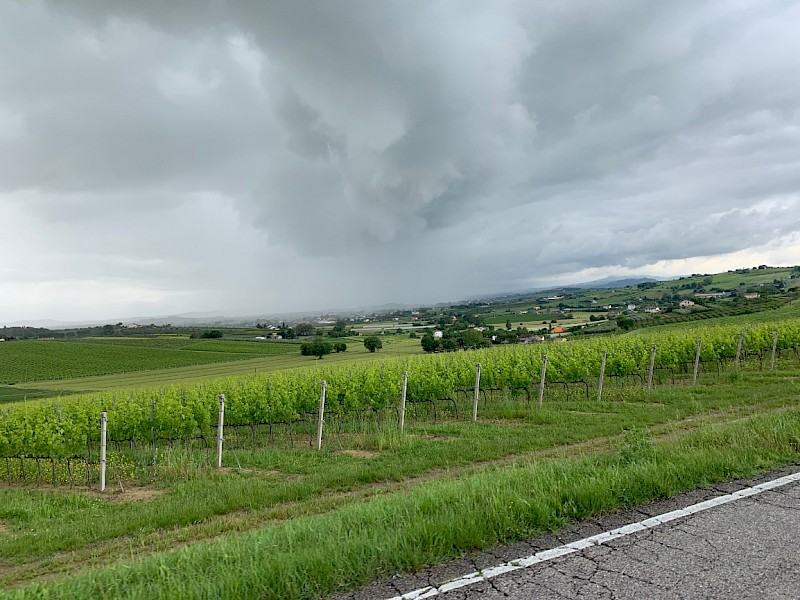 Regen verhangene Wolken über der Landschaft