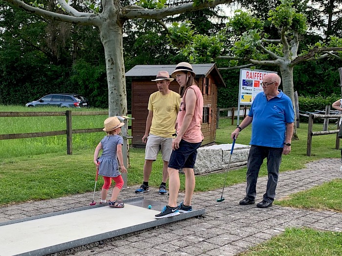 Vom Kind über die Eltern zum Grossvater, alle spielen Minigolf