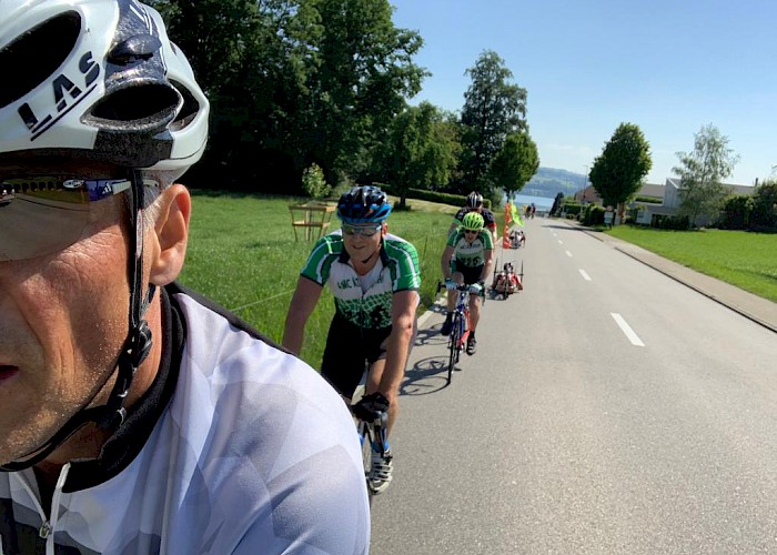 Auch der Handbiker bleibt an der Gruppe dran