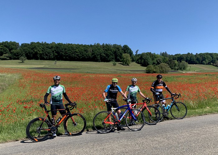 Gruppenfoto vor dem roten Mohnfeld