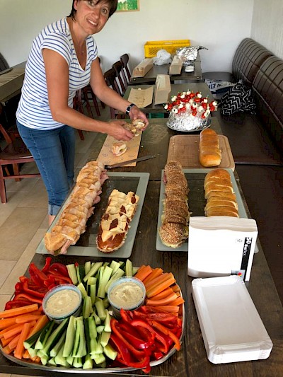 Claudia macht die Meter-Sandwiches und die Gemüse-Dipps auf dem Buffet bereit