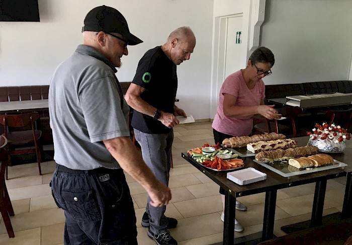 Marianne, Edi und Walti bedienen sich am reichhaltigen Buffet