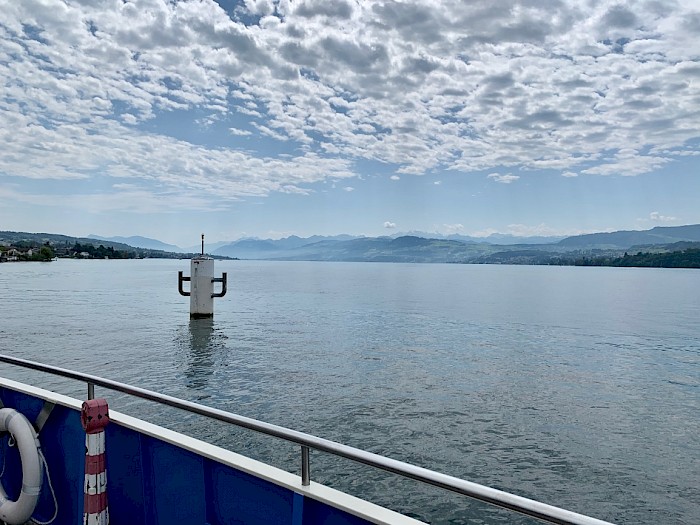 Blick von der Fähre über den Zürisee Richtung Rapperswil
