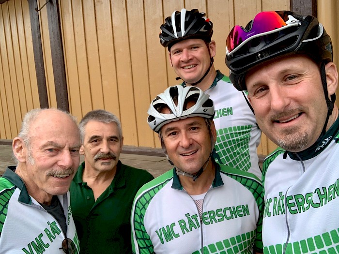 Selfie zum Start der 2-Tagestour mit den vier Fahrern und dem Begleiter