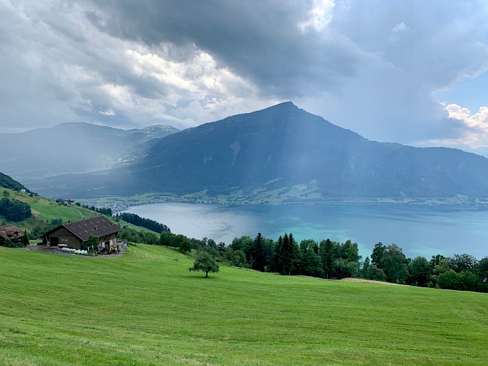 Unterschiedliches Wetter über dem Zugersee: Regen, Wolken, Sonnenschein