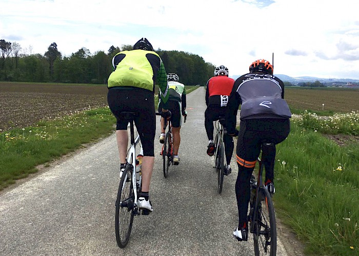 VMCler-Gruppe mit vier Rennradfahrern fahren auf der Strasse