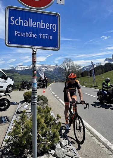 Päde erreicht den Schallenberg mit dem Rennvelo