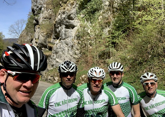 Gruppenfoto mit fünf Fahrern vor felsigem Hintergrund