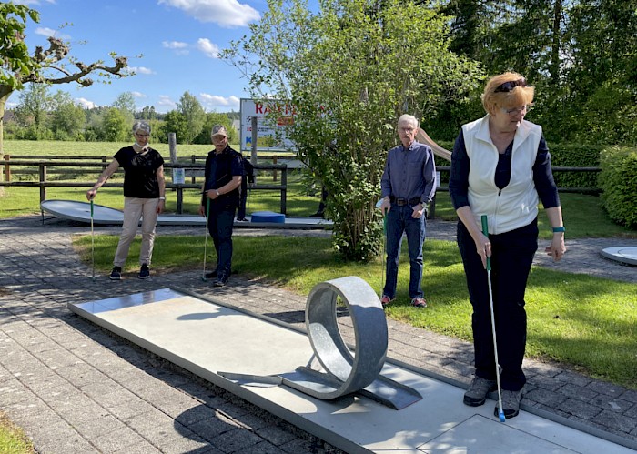Vier VMCler an der Minigolfbahn mit dem Looping