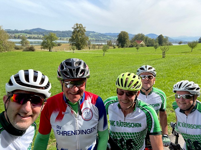 Selfie der fünf VMC-Gümmeler mit dem Pfäffikersee im Hintergrund
