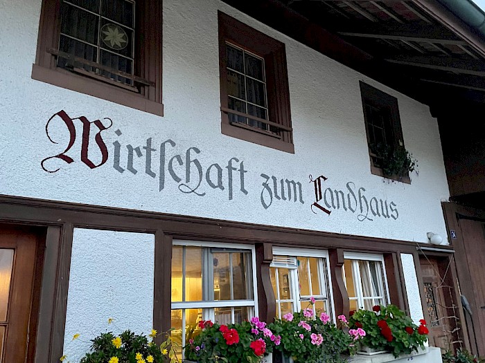 Vor dem Landhaus in Ricketwil, ein schönes, beschriftetes Haus