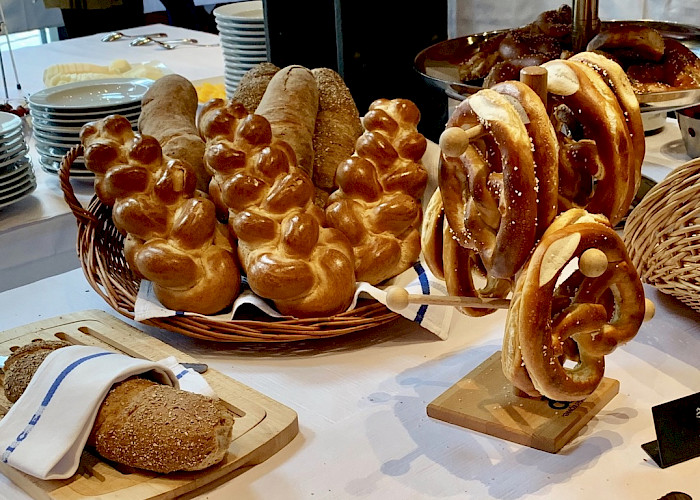 Auswahl von feinem Zopf und Brezel auf dem Buffet