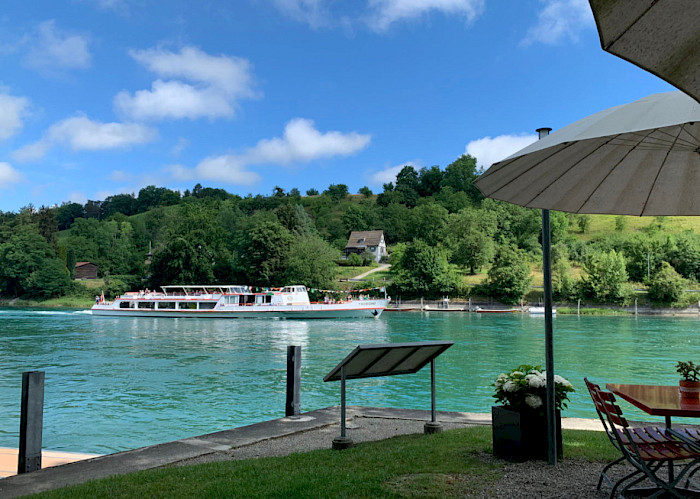Das Kursschiff «Thurgau» kämpft sich die Strömung hoch bei Diessenhofen