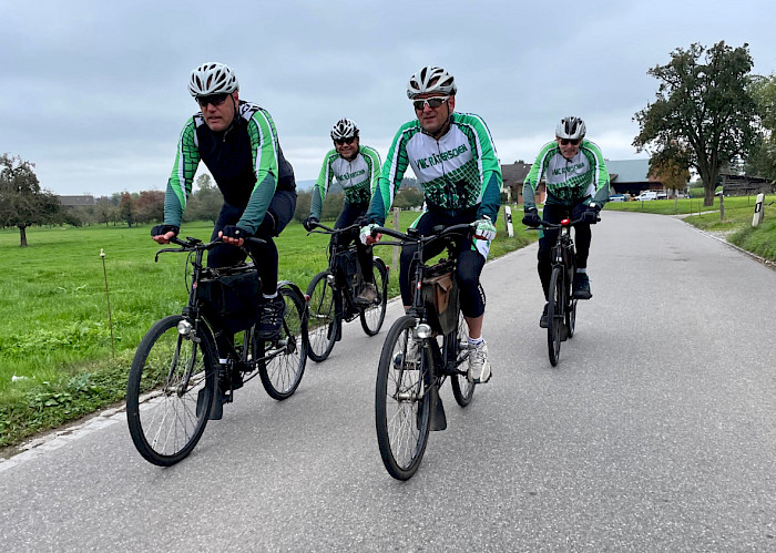 Die vier Militärradfahrer in voller Fahrt