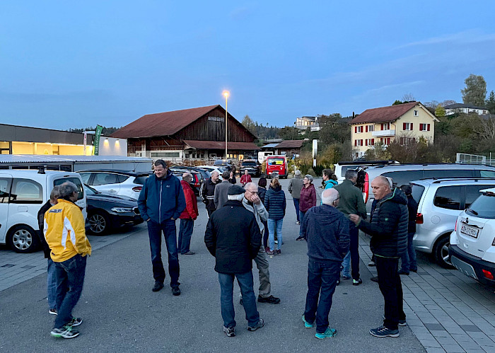 Gespannt waretn die VMCler auf dem Parkplatz des Restaurants