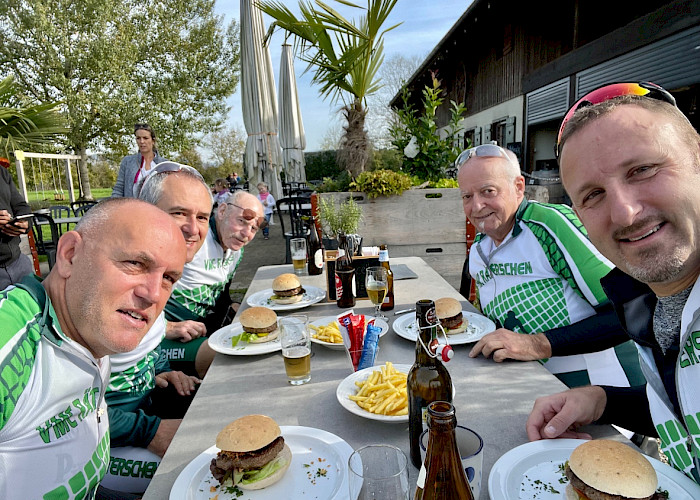 Fünf VMC-Gümmeler sitzen am Tisch und verpflegen sich