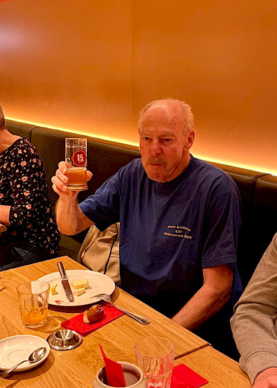 Edi hebt sein Bierglas: Prost!