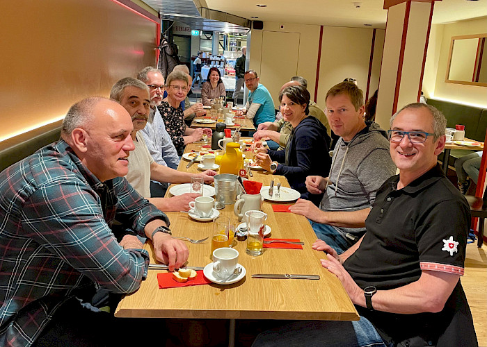Angeregte Gespräche am Tisch beim VMC-Brunch