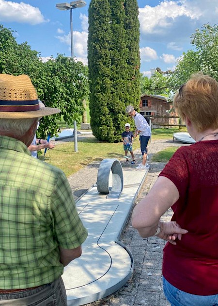Vom Schatten aus kann das Spiel der genau angeschaut werden.