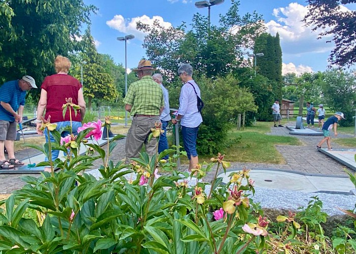 VMC-Minigolf, da machen jung und alt mit.