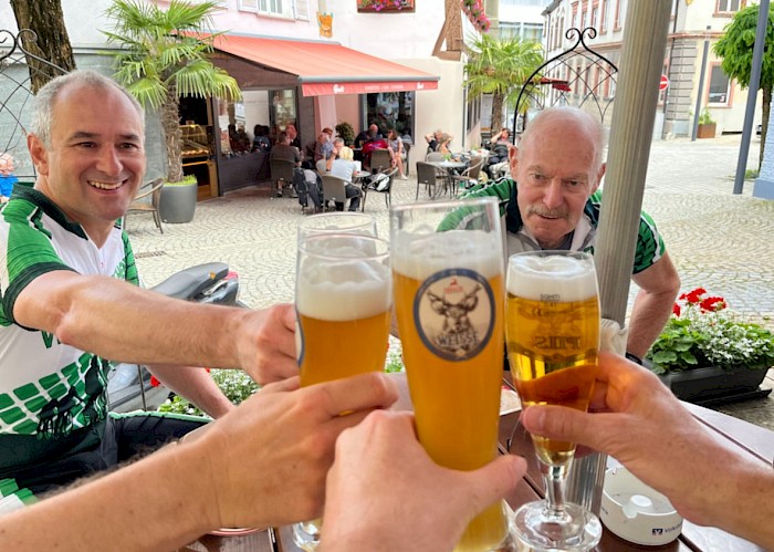 Prost - alle stossen mit ein Bier auf die tolle Tour an