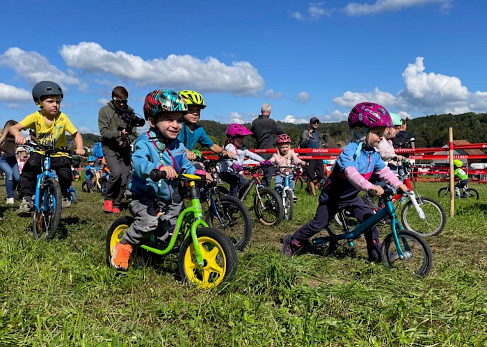 Die Kleinsten am Pfüderi-Rennen beim Radcross in Illnau