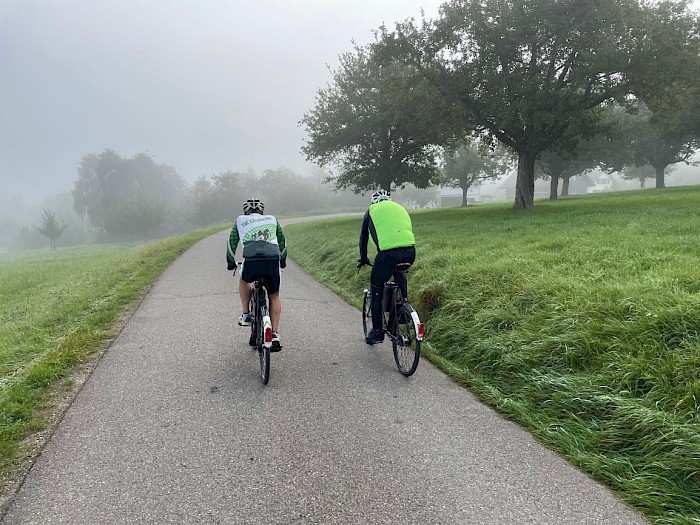 Heinz und Peter fahren durch die nebelverhangene Landschaft