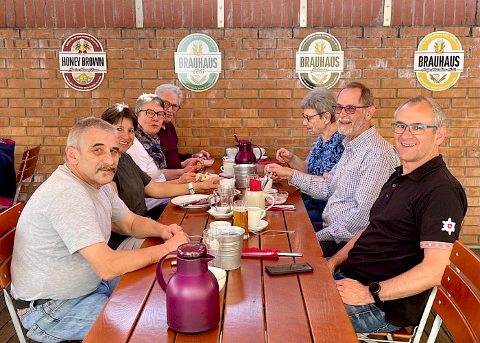 Frühliche Gesichter am sonnigen Brauerbrunch