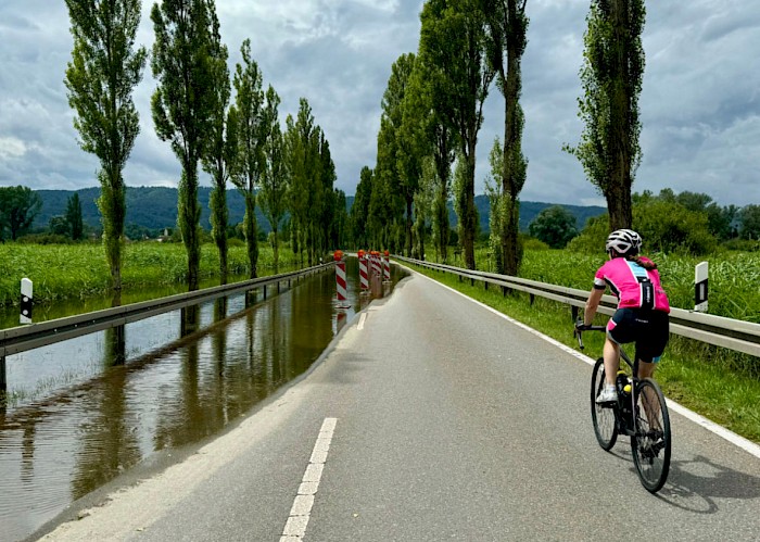 Der Untersee trat über das Ufer und setzte die Strasse unter Wasser