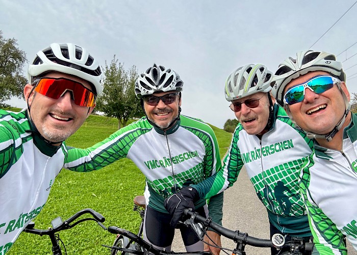 Zufriedene Gesichter bei den Militärradfahrern