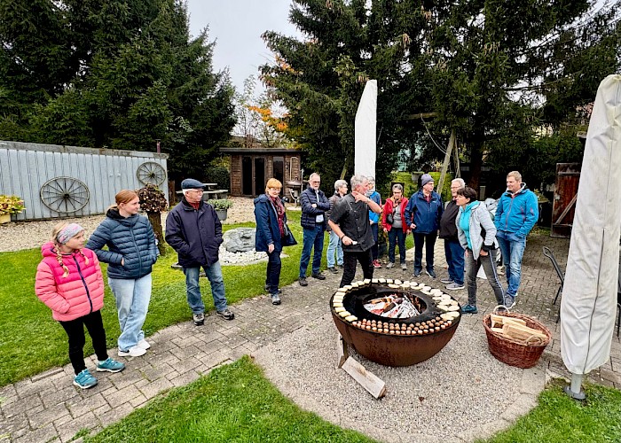 Die VMCler gesellen sich um den Feuerring beim Apéro