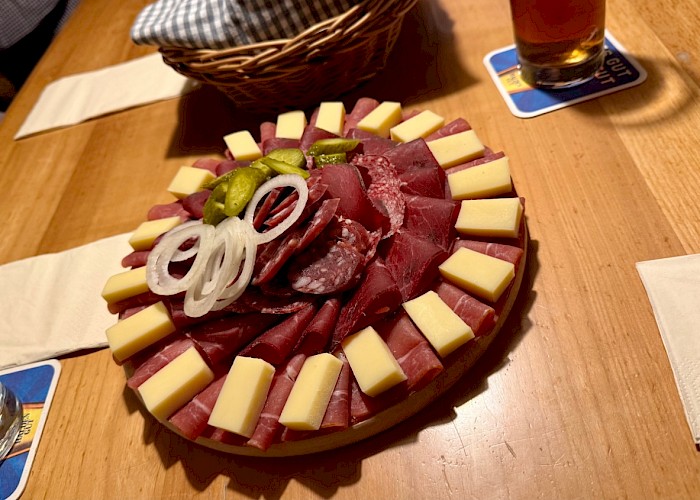 Zum Nachtessen gab es ein feines Fleisch-/Käse-Plättli