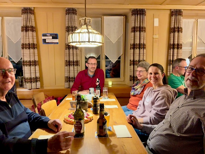 Einige VMCler sitzen am Tisch beim Nachtessen