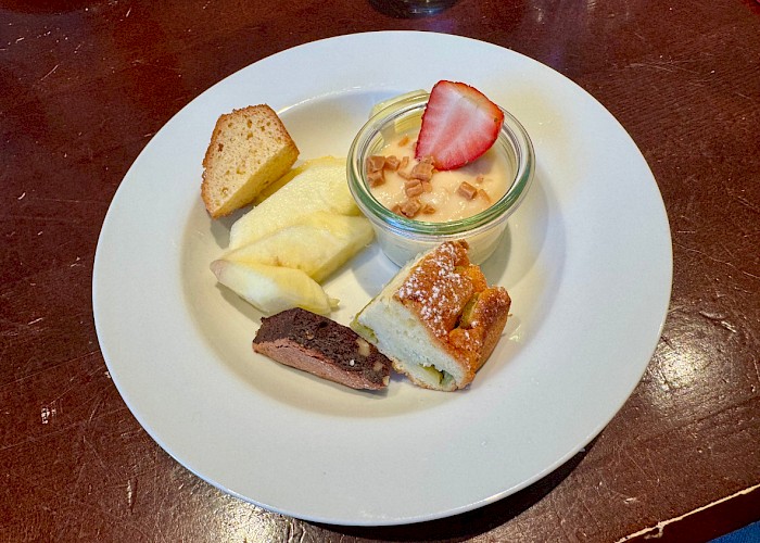 Ein Teller mit Süssigkeiten: Crème, Früchten, Kuchen und Cookies