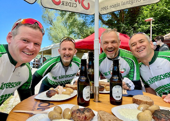 Vier VMCler beim Wildsau-Burger essen in Mammern