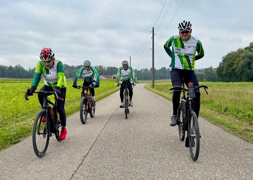 Vier Radfahrer auf der Strasse vor Alten
