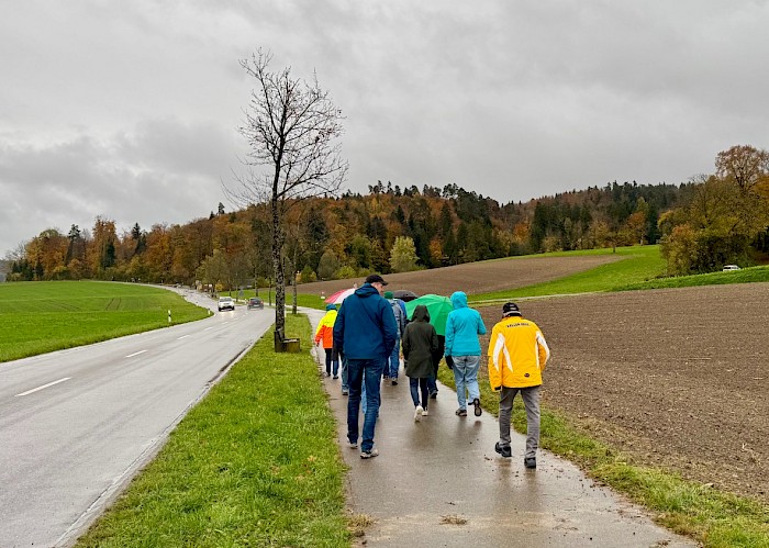 Die VMCler spazieren auf dem Veloweg