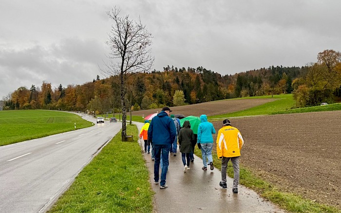 Die VMCler spazieren auf dem Veloweg