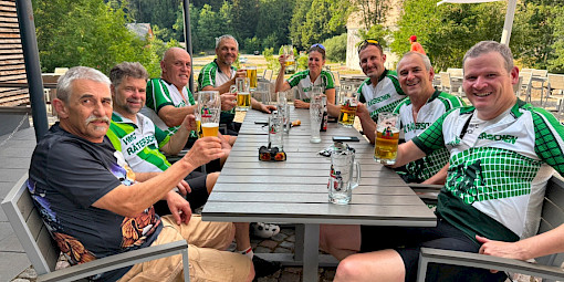 Geschafft: Die VMCler stossen auf die Leistung am ersten Tag in der Rothaus-Brauerei an