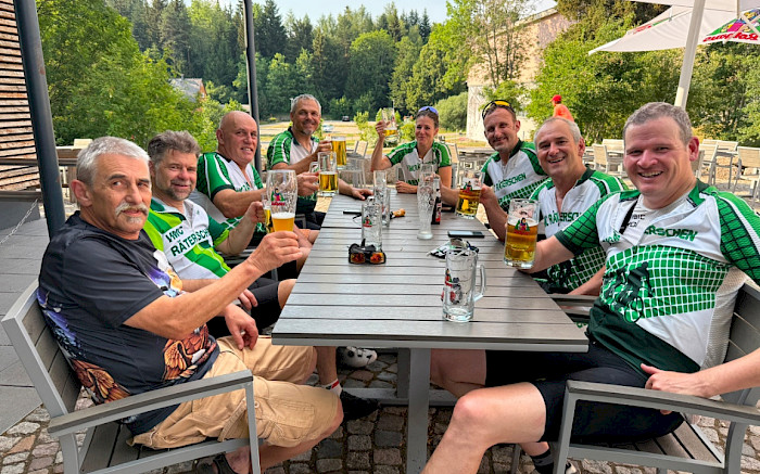 Geschafft: Die VMCler stossen auf die Leistung am ersten Tag in der Rothaus-Brauerei an