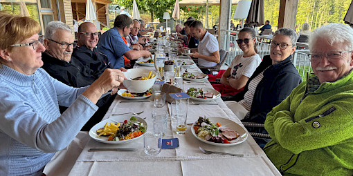 Die VMCler am Mittagstisch im Restaurant Schauenberg