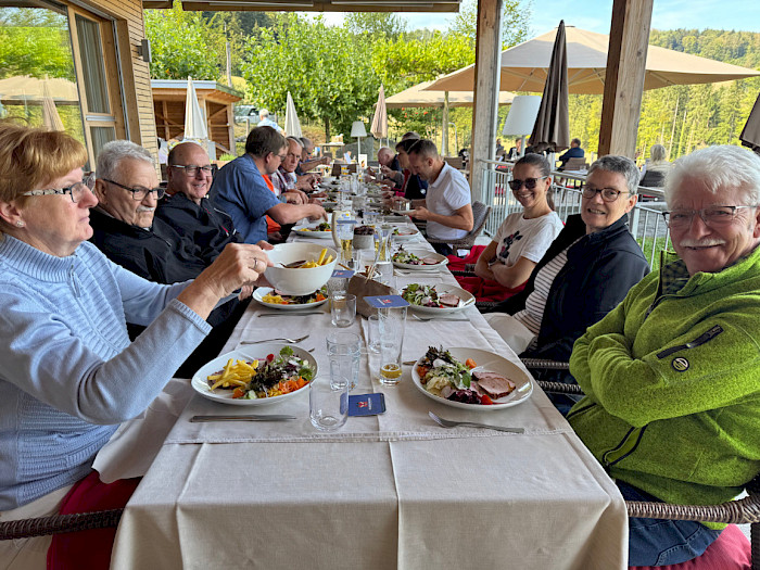 Die VMCler am Mittagstisch im Restaurant Schauenberg