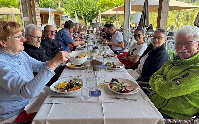 Die VMCler am Mittagstisch im Restaurant Schauenberg