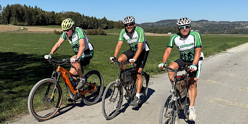 Drei Militärradfahrer auf der Strasse