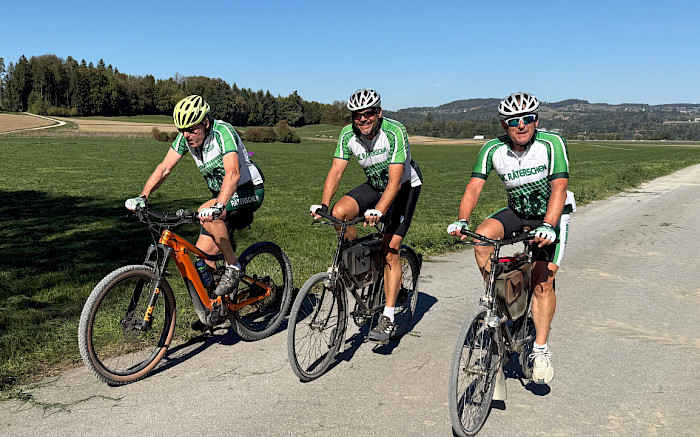 Drei Militärradfahrer auf der Strasse